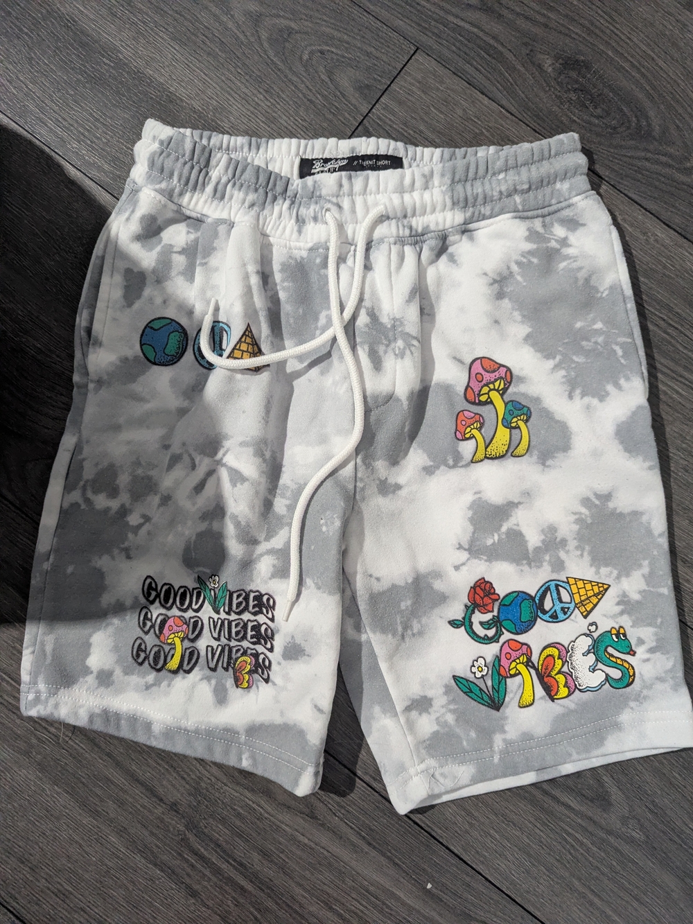 Tie-Dye Graphic Men’s Shorts - White & Gray Good Vibes